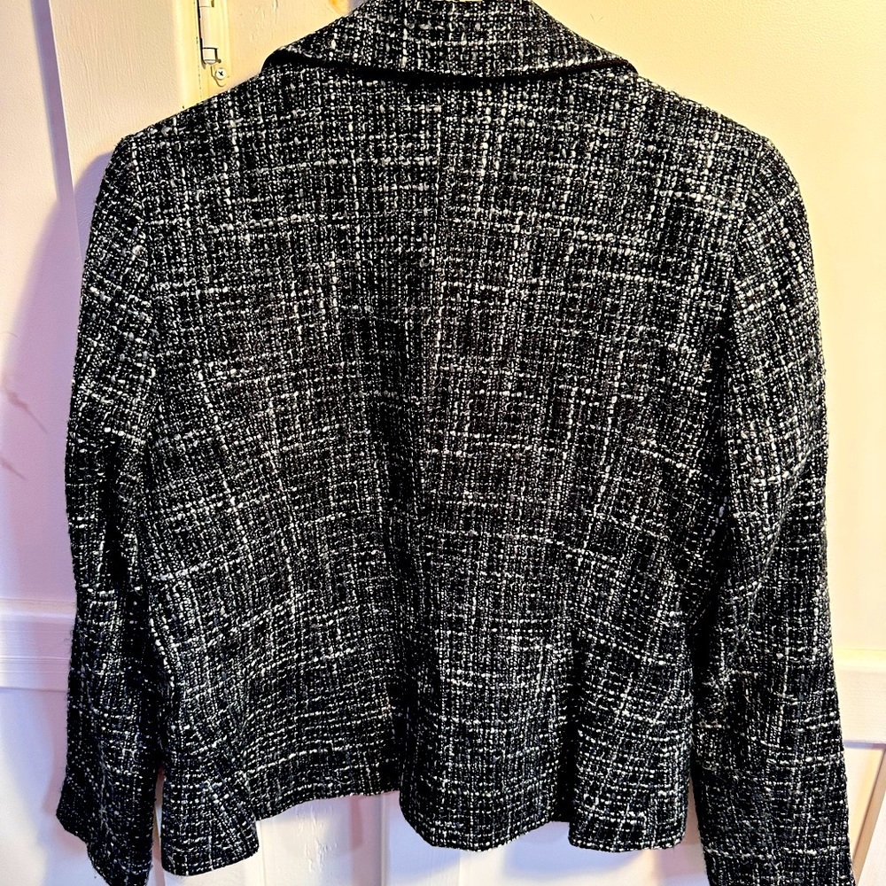 Boucle cropped blazer.